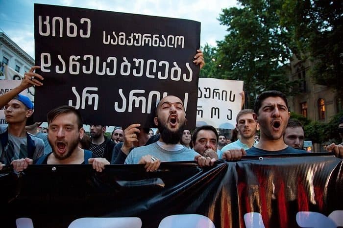 אנשים מפגינים נגד האיסור גל קנאביס בגאורגיה - "המלחמה במלחמה בסמי"