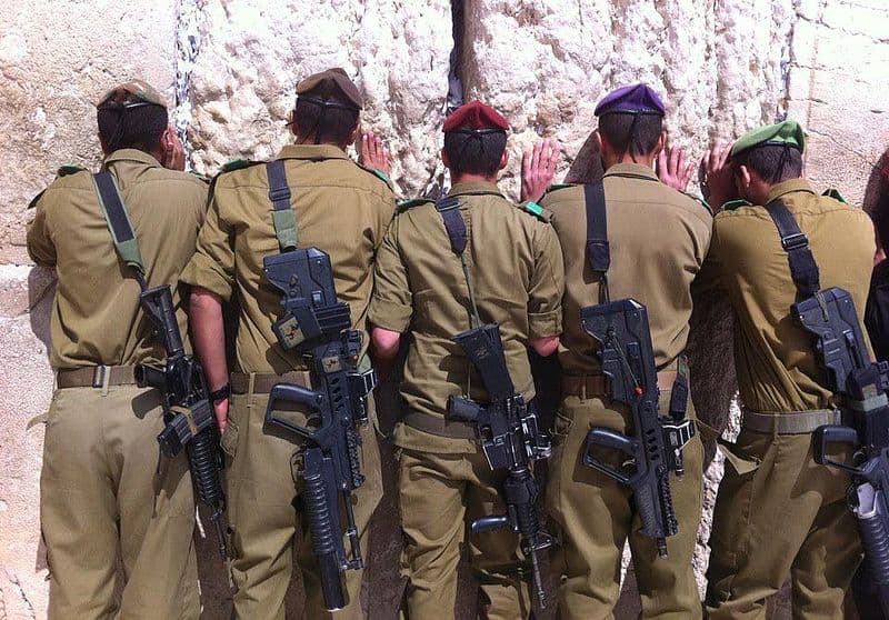 חיילים מתפללים בכותל
