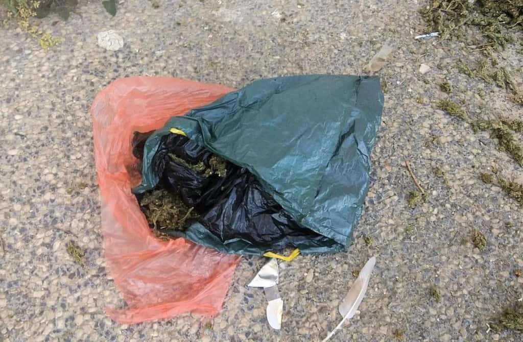 שקית המכילה קילוגרם של קנאביס - מתנה לשוטרים