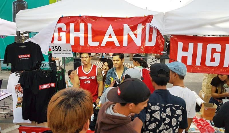חברי תנועת 'Highland' מוכרים חולצות לפני הפסטיבל 420
