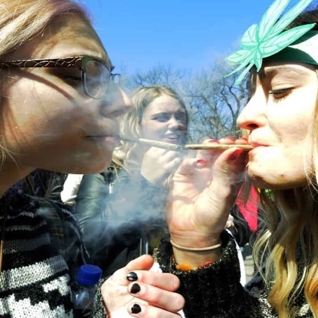 בני הנוער מעשנים קנאביס, ולא נעצרים