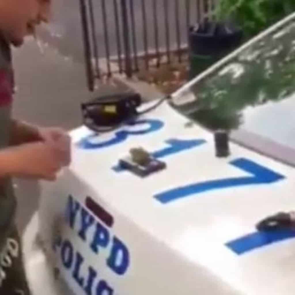 סרטון: מוכרים קנאביס על ניידת משטרה