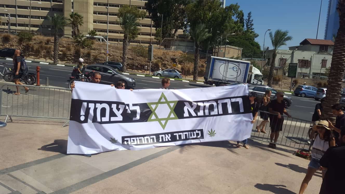 "רחמנא ליצמן" - מאות הפגינו בת"א נגד רפורמת הקנאביס