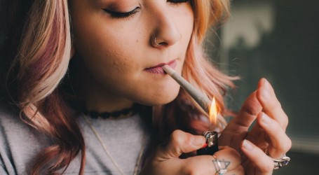 נשים וקנאביס – מחקר: נשים מעשנות פחות סיגריות, אבל יותר קנאביס