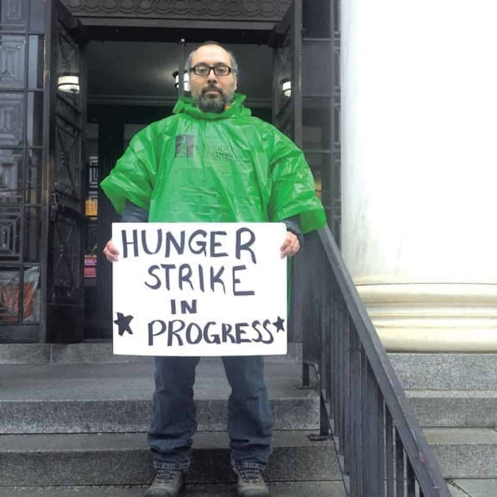 כמו בישראל - מטופל קנדי פתח בשביתת רעב נגד המחירים